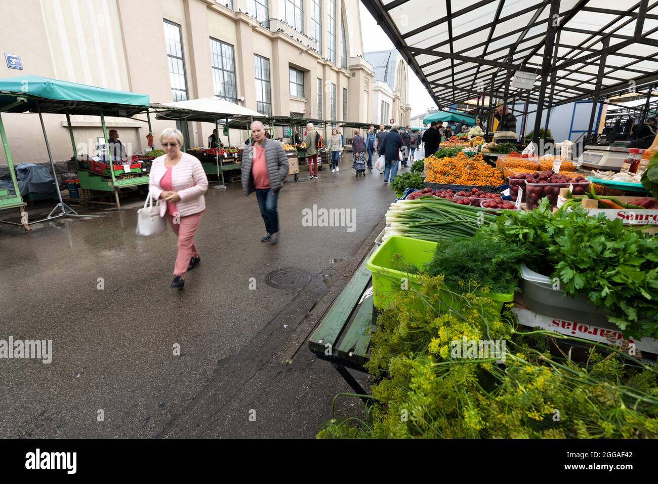 Riga, Lettland. August 2021. Die Stände mit Gemüse und Obst auf dem zentralen Markt in der Innenstadt Stockfoto