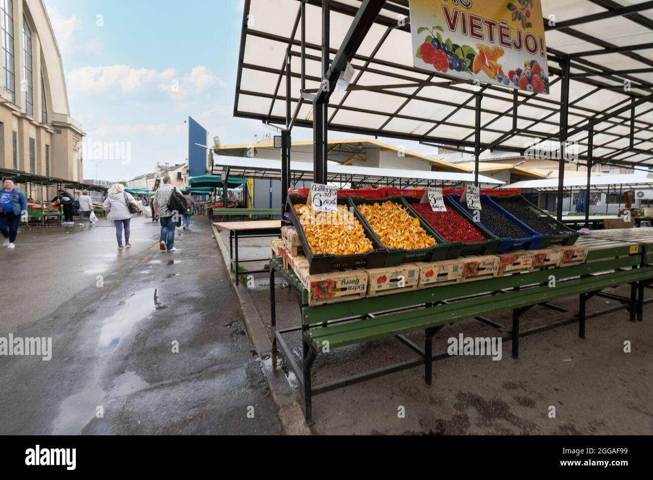 Riga, Lettland. August 2021. Die Stände mit Gemüse und Obst auf dem zentralen Markt in der Innenstadt Stockfoto