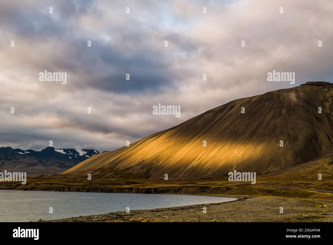 Die Fjells in der Nähe von Grundafjordur mit einem Lichteinfall über sie auf der Halbinsel Snaefelsnes im Oktober Stockfoto