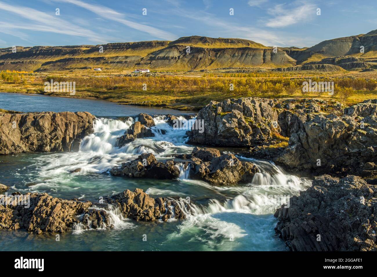 Glanni Wasserfall und Bifrost auf der Westseite Islands, gleich neben der A1. Stockfoto