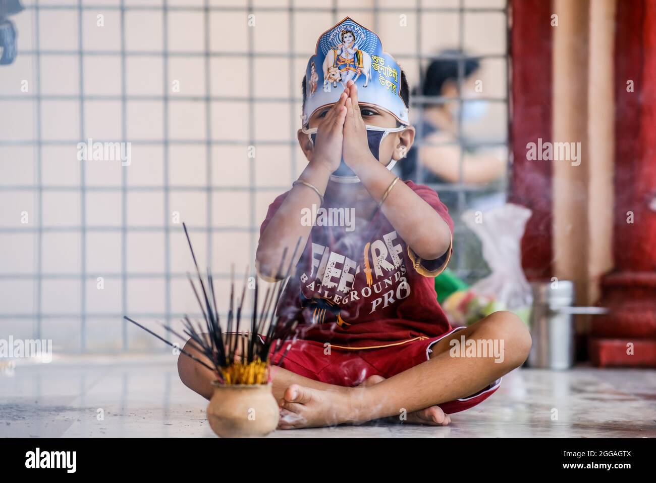 Dhaka, Bangladesch. August 2021. Ein hinduistischer Anhänger betet während der Janmashtami-Feier. Janmashtami, die Geburt von lord Sri Krishna und eines der wichtigsten Feste der Hindu-Gemeinschaft, wird am Montag im ganzen Land mit gebührender religiöser Inbrunst und Frömmigkeit gefeiert. (Foto: Sazzad Hossain/SOPA Images/Sipa USA) Quelle: SIPA USA/Alamy Live News Stockfoto