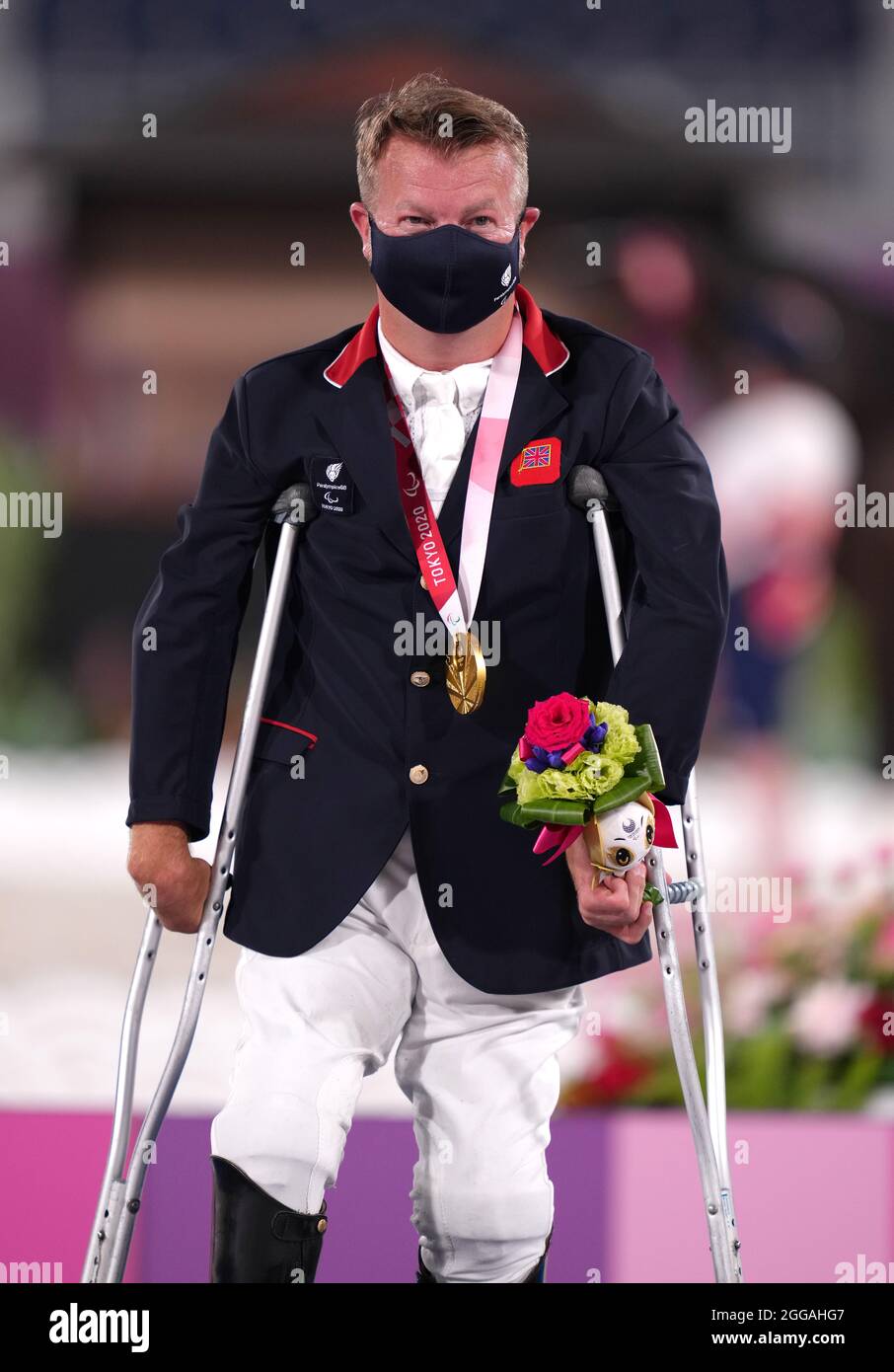 Der britische Lee Pearson feiert am sechsten Tag der Paralympischen Spiele in Tokio 2020 in Japan mit der Goldmedaille nach dem Dressage Individual Freestyle Test - Grade II im Equestrian Park. Bilddatum: Montag, 30. August 2021. Stockfoto