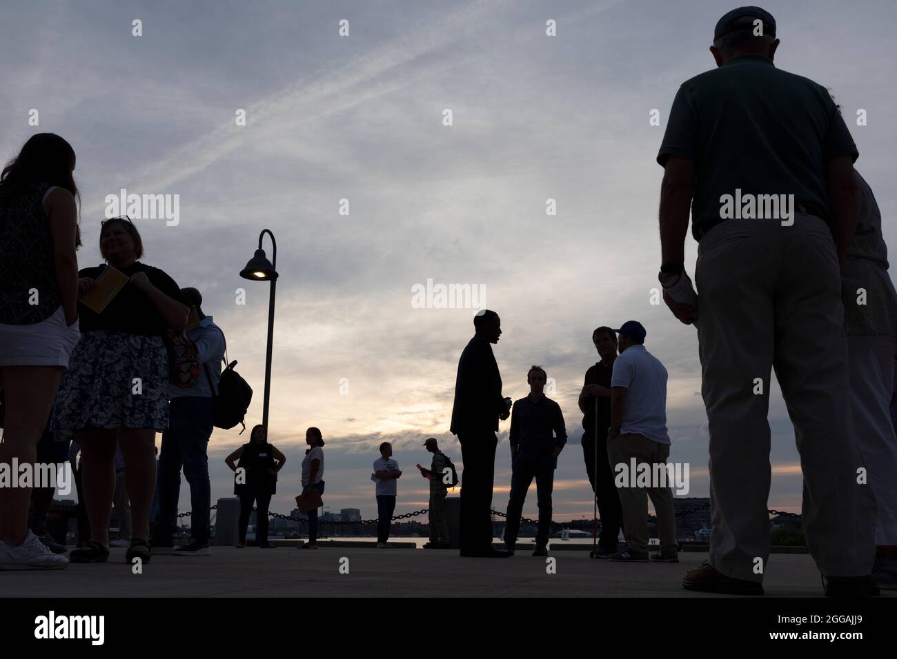 Menschen reden Silhouette Dämmerung Boston Massachusetts Stockfoto