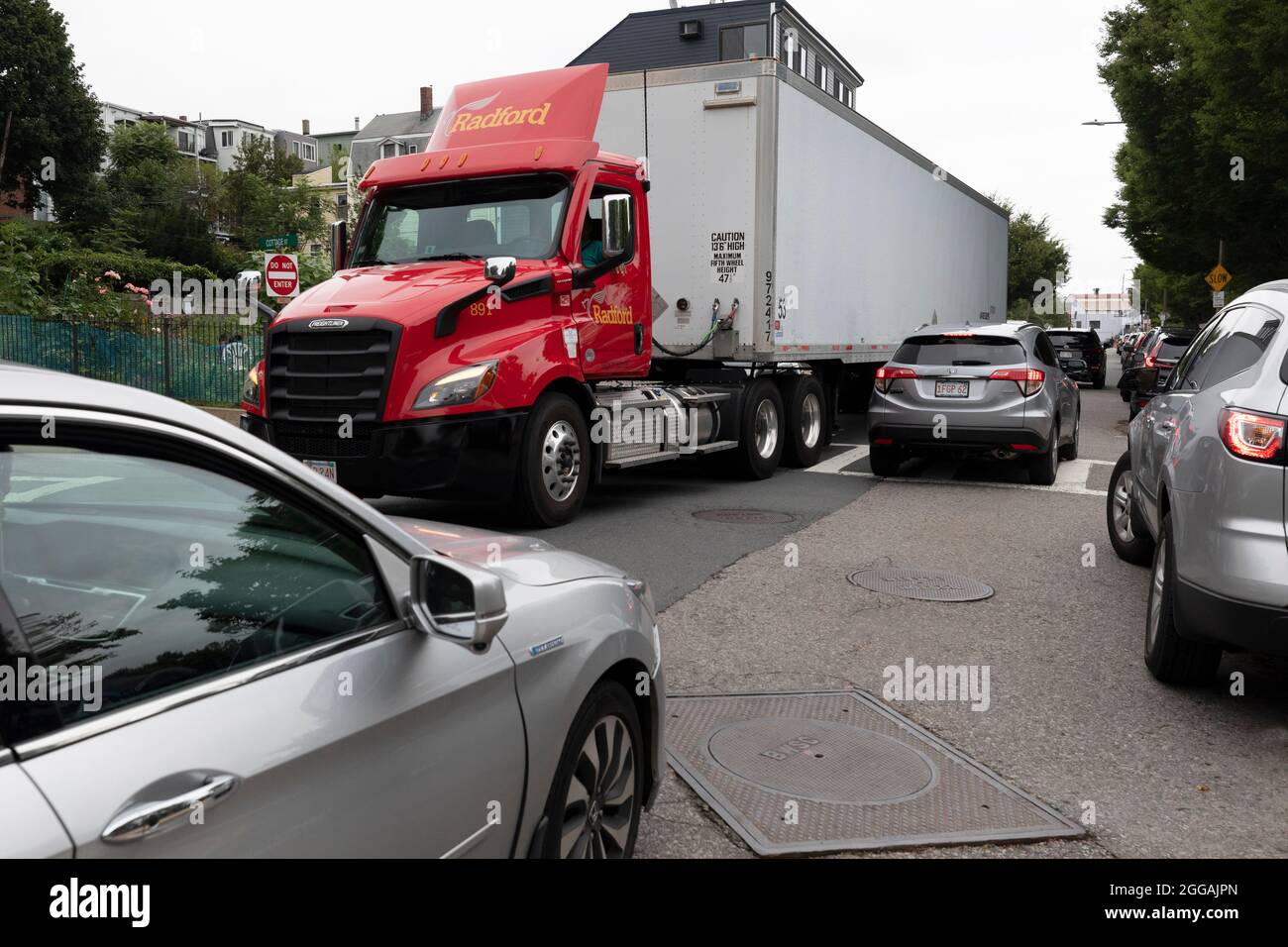 Großer Lastwagen auf einer Wohnstraße in Boston, Massachusetts Stockfoto