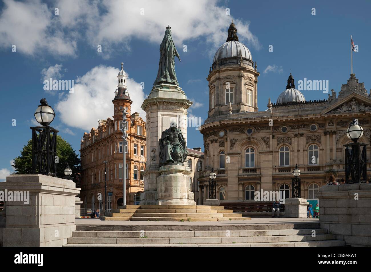 Victoria Square mit prominenten Wahrzeichen wie Statuen, Gebäuden und Touristenattraktionen im Stadtzentrum von Hull, Großbritannien. Stockfoto