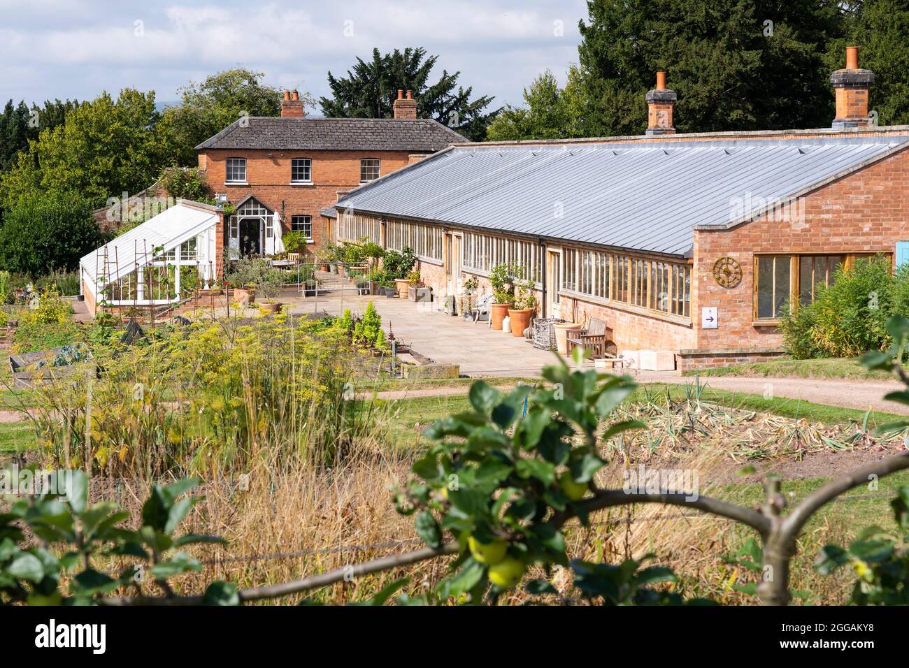 Die ehemalige Gärtnerloge und das ehemalige Gewächshaus (heute Besucherzentrum) in den historischen Georgian Walled Gardens in Croome Court, Worcestershire, Großbritannien Stockfoto