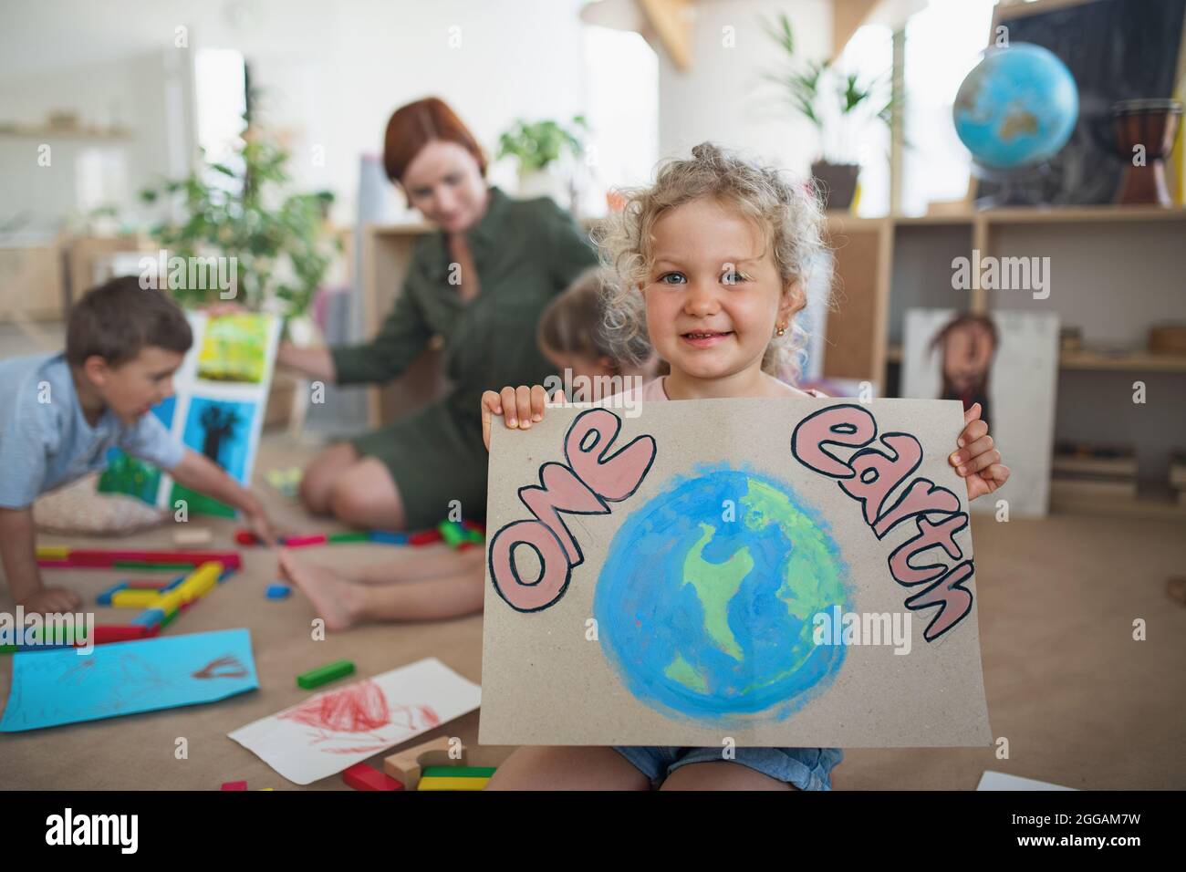 Gruppe von kleinen Kindergarten Kinder mit Lehrer lernen drinnen im Klassenzimmer, Kunst nad Handwerk Konzept. Stockfoto