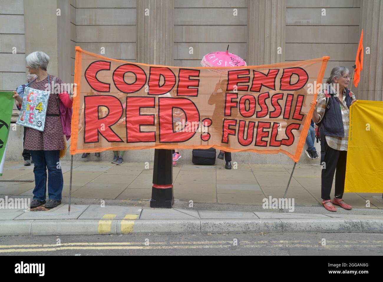 Extinction Rebellion-Aktivisten in der City of London während des Blutgeldmarsches. Stockfoto