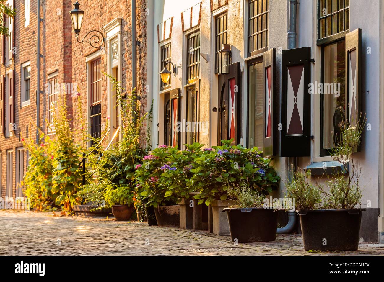 Mittelalterliche Häuser im historischen Zentrum der niederländischen Stadt Amersfoort bei Sonnenuntergang Stockfoto