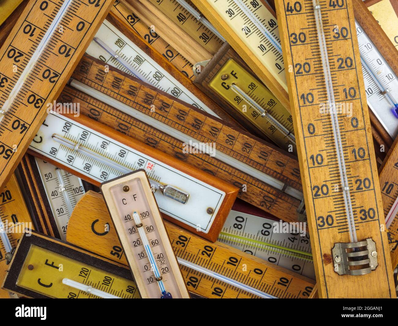 Gruppe verschiedener Vintage-Thermometer aus Holz Stockfoto