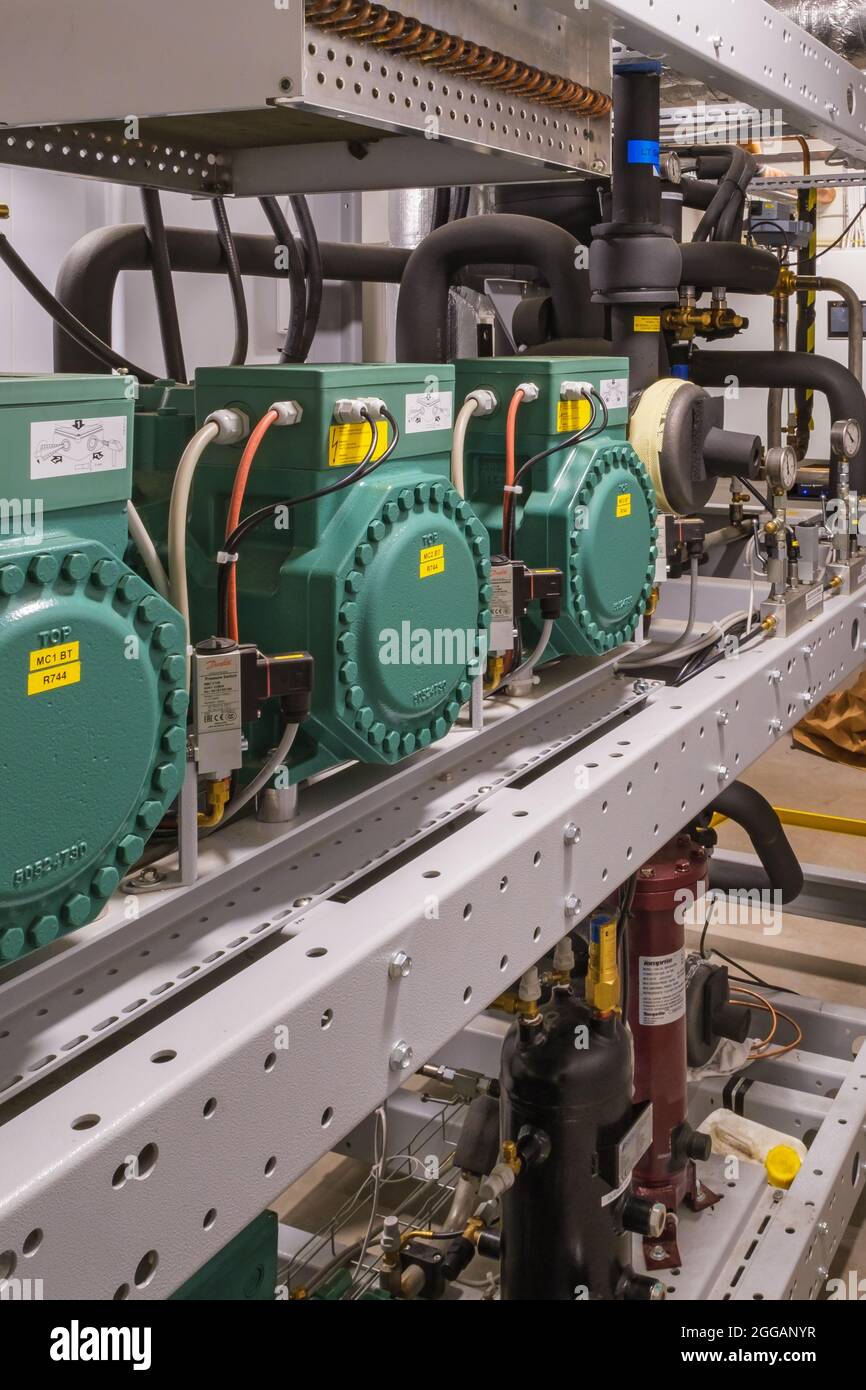 Elektromotoren in einem Stahlregal in einer Fabrik Stockfoto