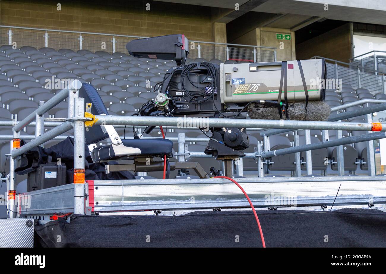 Fujinon sendete draußen Fernsehkamera auf Plattform im Stadion. Stockfoto