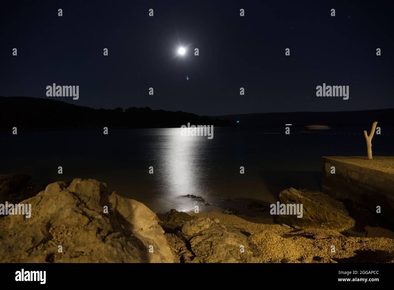 Malerische Nachtaufnahme von Felsen am Meer auf der Insel cres Stockfoto