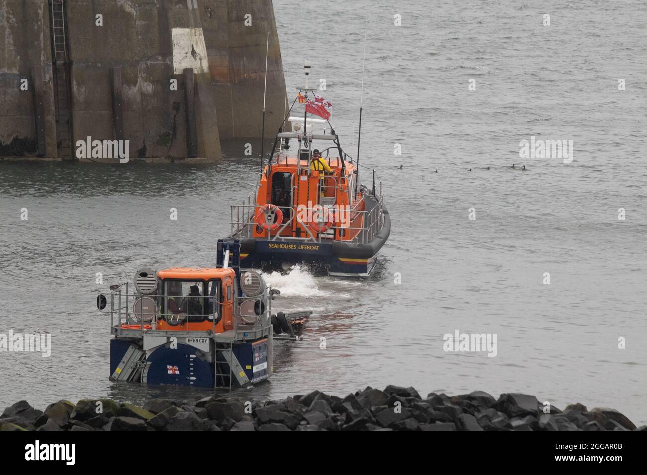 Shannon Class Rettungsboot RNLB John und Elizabeth Allan verlassen die Traktoreinheit SLARS bei einem Trainingsgerät im Seahouses Harbour, North Sunderland Stockfoto