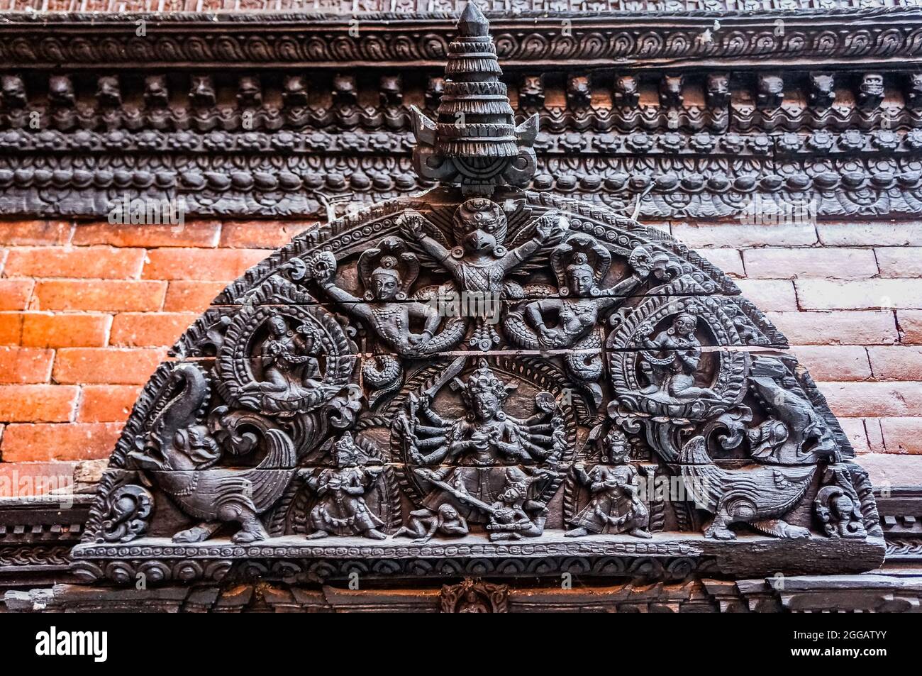 Hölzerne geschnitzte Torana, dekorierter Türsturz in Kumari Ghar, Palast der lebenden Göttin Kumari in Kathmandu, Nepal, vor dem Erdbeben von 2015 Stockfoto