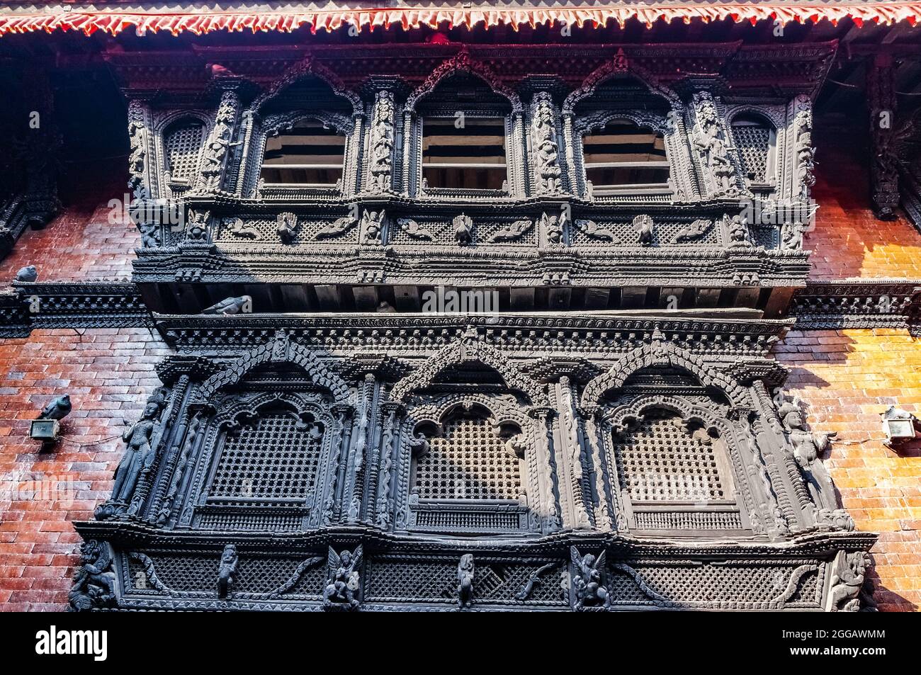 Geschnitzte Fenster des Kumari Ghar, Palast der lebenden Göttin Kumari auf dem Kathmandu Durbar Platz, Nepal, vor dem Erdbeben von 2015 Stockfoto