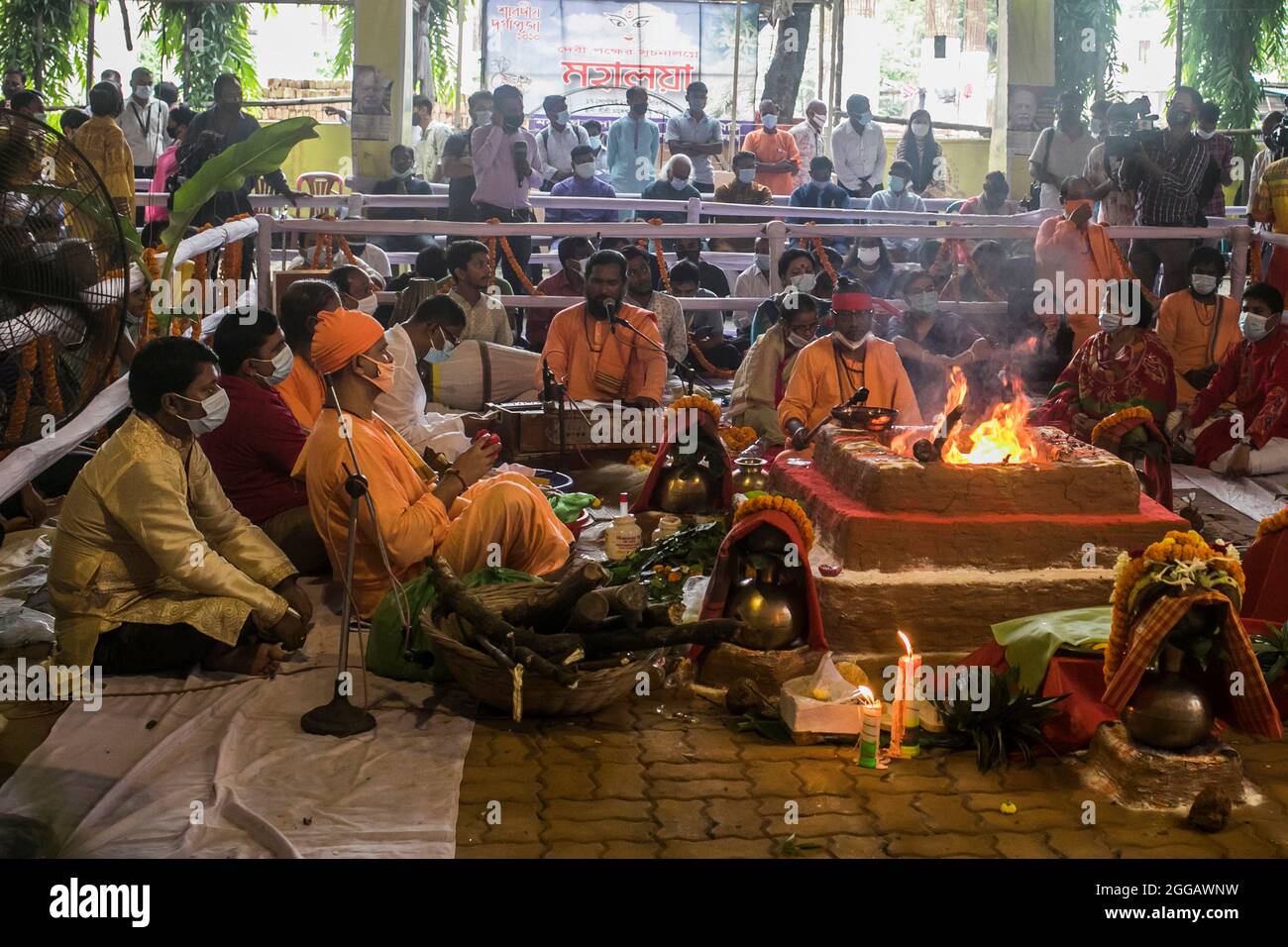 Priester versammeln sich um das Feuer während der Janmashtami-Feier. Janmashtami, die Geburt von lord Sri Krishna und eines der wichtigsten Feste der Hindu-Gemeinschaft, wird am Montag im ganzen Land mit gebührender religiöser Inbrunst gefeiert. Am 30. August 2021 in Dhaka, Bangladesch. (Foto von Sazzad Hossain / Eyepix Group) Stockfoto