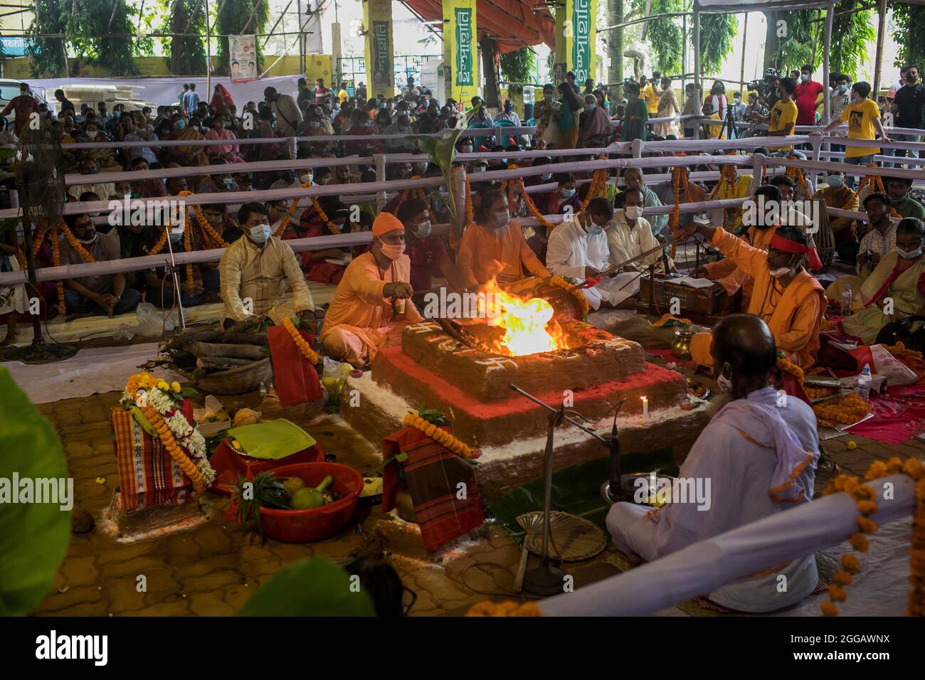 Priester versammeln sich um das Feuer während der Janmashtami-Feier. Janmashtami, die Geburt von lord Sri Krishna und eines der wichtigsten Feste der Hindu-Gemeinschaft, wird am Montag im ganzen Land mit gebührender religiöser Inbrunst gefeiert. Am 30. August 2021 in Dhaka, Bangladesch. (Foto von Sazzad Hossain / Eyepix Group) Stockfoto