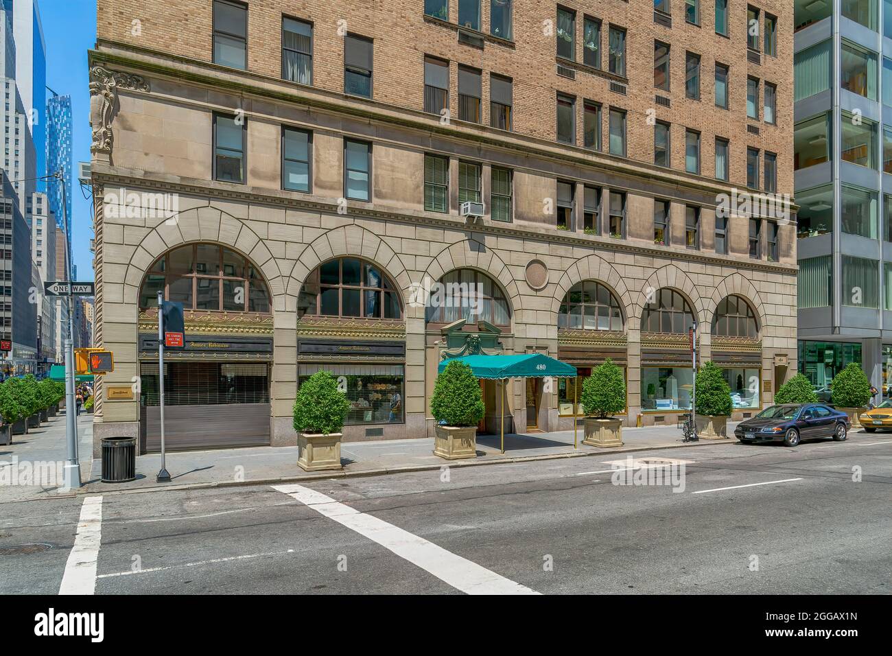 480 Park Avenue, die Antoinettes, wurde von Emery Roth entworfen und 1929 erbaut. Das Gebäude im Neorenaissance-Stil ist heute eine Genossenschaft. Stockfoto