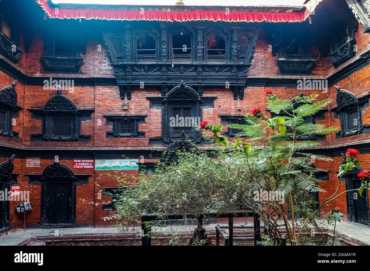 Innenhof des Kumari Ghar, Palast der lebenden Göttin Kumari auf dem Kathmandu Durbar Platz, Nepal, vor dem Erdbeben von 2015 Stockfoto
