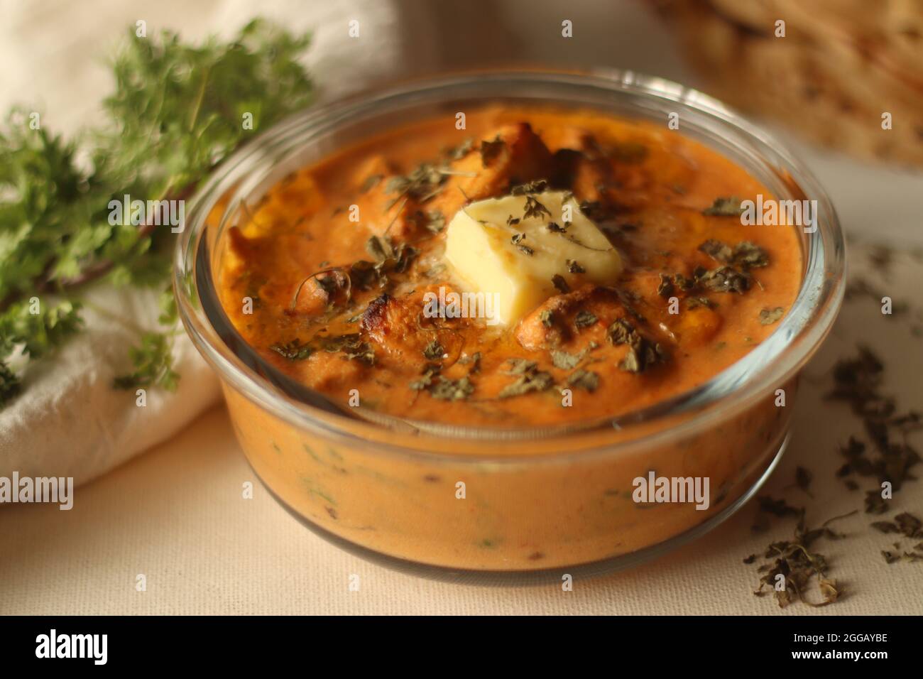 Butterhuhn aus gegrillten Hähnchenstückchen, gekocht in buttrig-cremiger Tomatensoße, serviert mit kerala Parotta, einem geschichteten Fladenbrot aus Maida. Thi Stockfoto