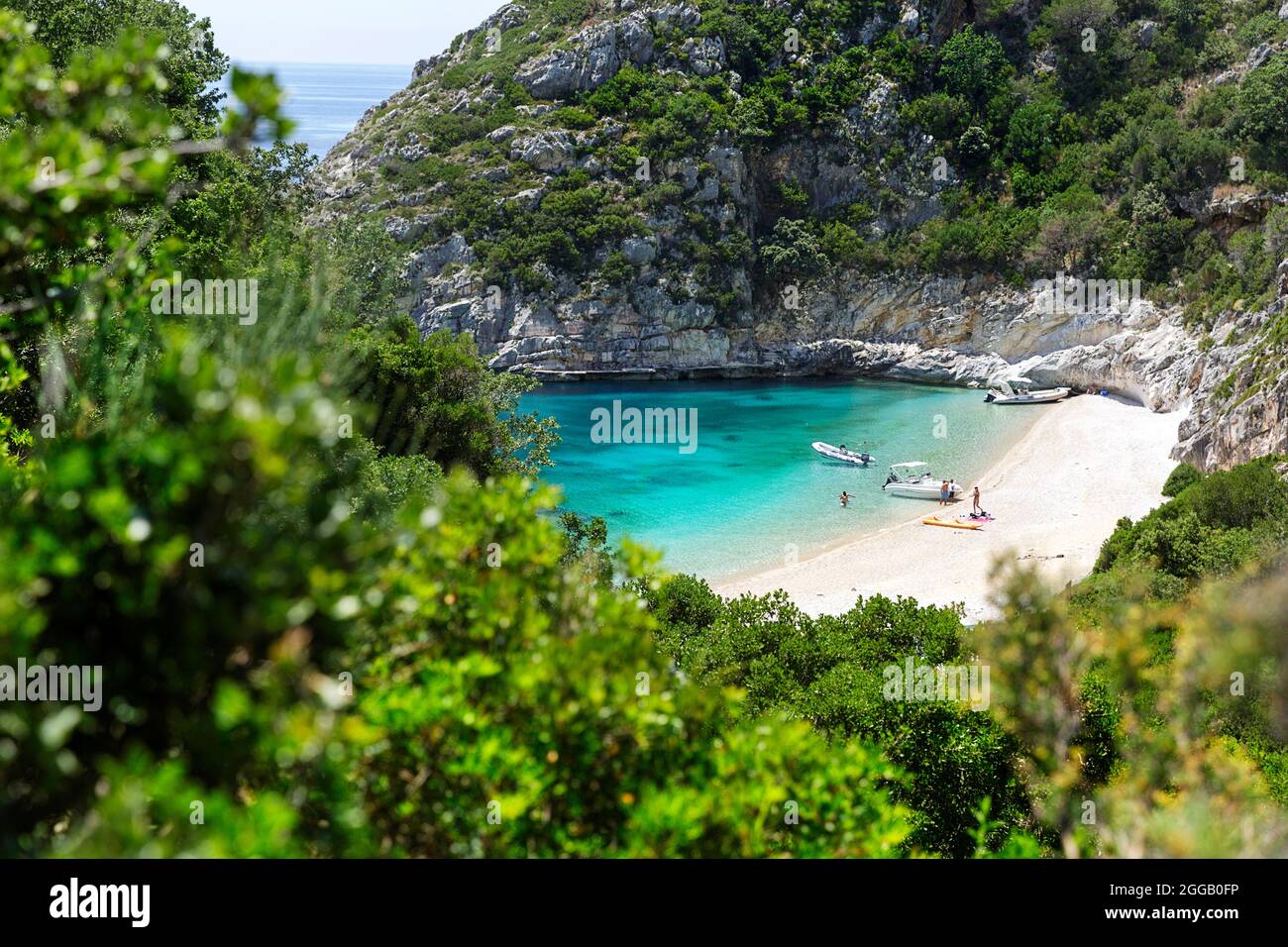 Touristen entspannen sich an einem wunderschönen und abgelegenen Strand in der Grama Bay auf der isolierten Karaburun-Halbinsel, Albanien, Europa Stockfoto