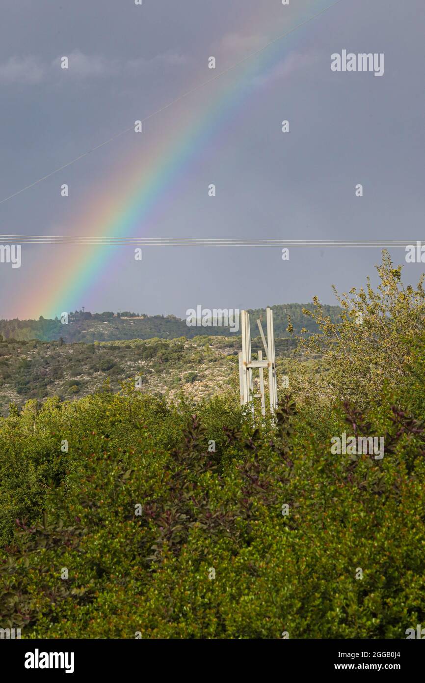 Regenbogen. Fotografiert an der israelisch-libanesischen Grenze im Winter Dezember Stockfoto