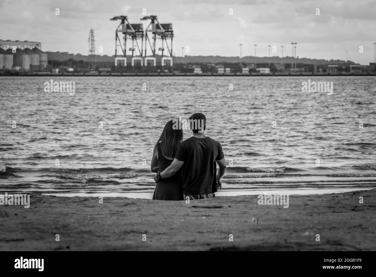 SUBIC, PHILIPPINEN - 01. Aug 2017: Graustufenansicht eines philippinischen Paares aus dem Strand von SMBA in Olongapo City Zambales Stockfoto