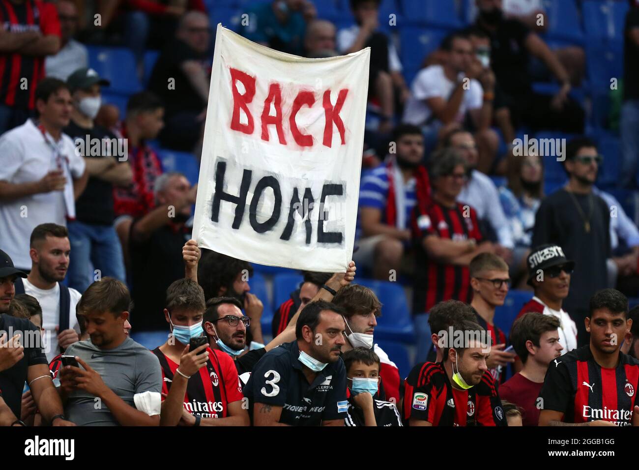 Mailand, Italien. 29. August 2021. Unterstützer von AC Mailand während der Serie EIN Spiel zwischen AC Mailand und Cagliari Calcio im Stadio Giuseppe Meazza . Stockfoto