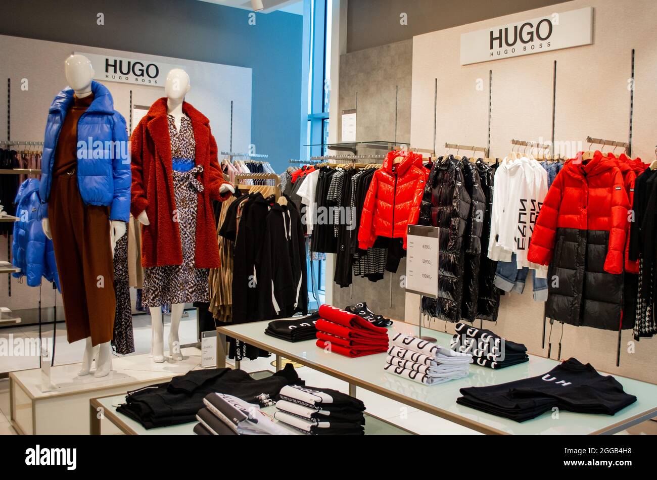 Moskau, Russland, November 2020: Ecke der Marke Hugo Boss. Damenmode.  Luxusmarke. Schaufensterpuppen sind in Winterkleidung gekleidet  Stockfotografie - Alamy