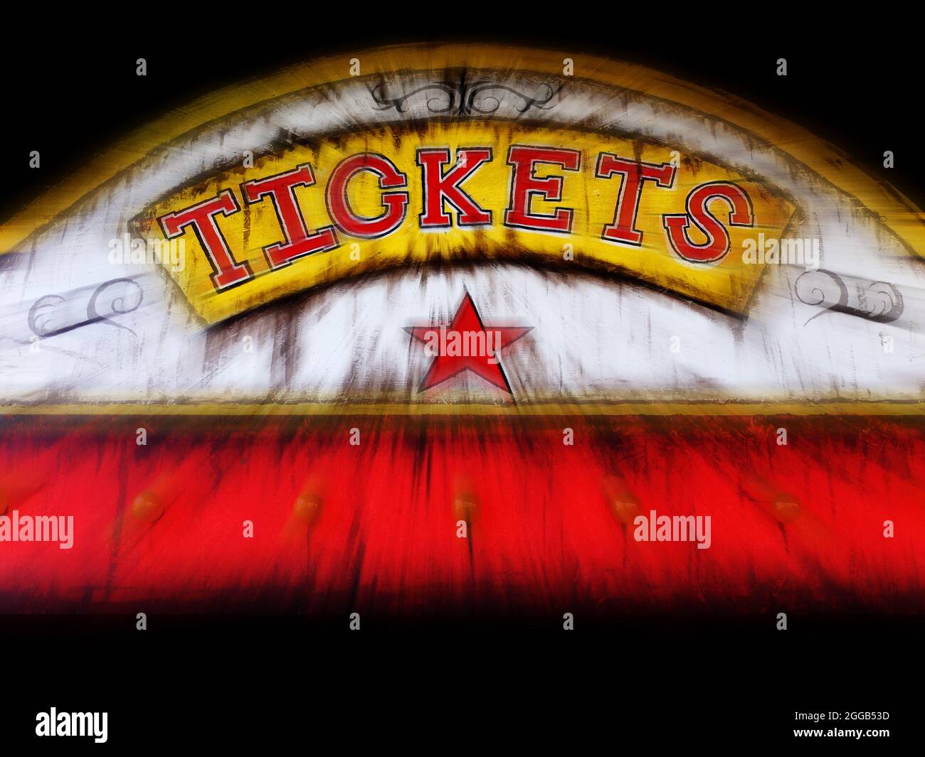 Alte Ticket-Stand an einem Karneval oder Zirkus Verkauf Ticket für Fahrten und Spaß Zoom-Bewegung Stockfoto