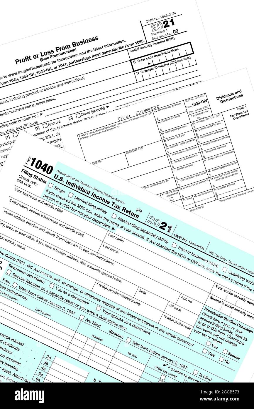 2021 IRS-Steuerformulare auf einem weißen Desktop. Stockfoto