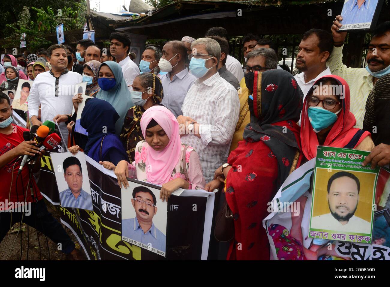 Dhaka, Bangladesch. August 2021. Angehörige halten Portraits ihrer vermissten Familienmitglieder bei einer Veranstaltung der Bangladesh Nationalist Party am Internationalen Tag der Opfer erzwungener Verschwindenlassen in Dhaka, Bangladesch, am 30. August 2021. Kredit: Mamunur Rashid/Alamy Live Nachrichten Stockfoto