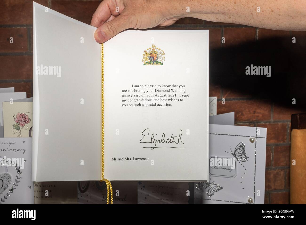 Eine Karte oder ein Telegramm der Königin zur Feier eines 60. Oder diamantenen Hochzeitstages, Großbritannien. Stockfoto