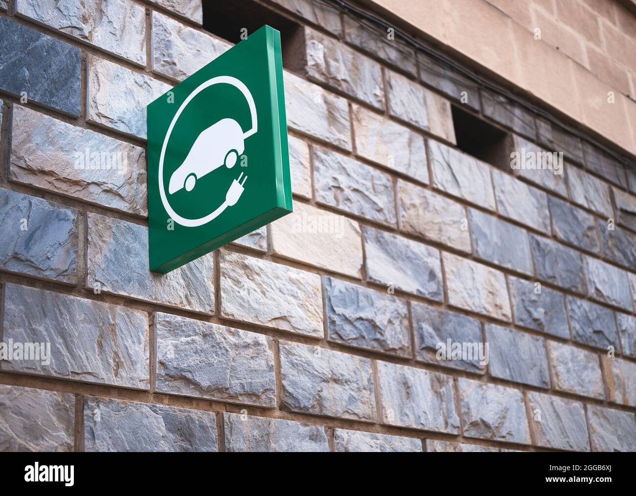 Detail eines elektrischen Ladeskiels auf einem Parkplatz Stockfoto