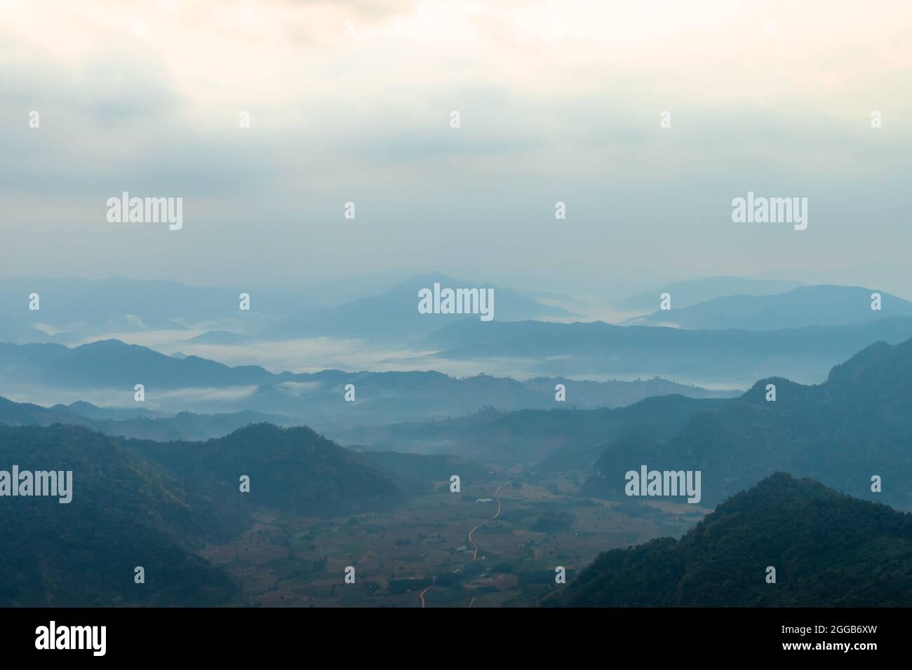 Wunderschöne Landschaft der Bergkette in Thai-Laos Grenze auf der Spitze des Phu Chi Fa Forest Park in Chiang Rai, Thailand. Stockfoto