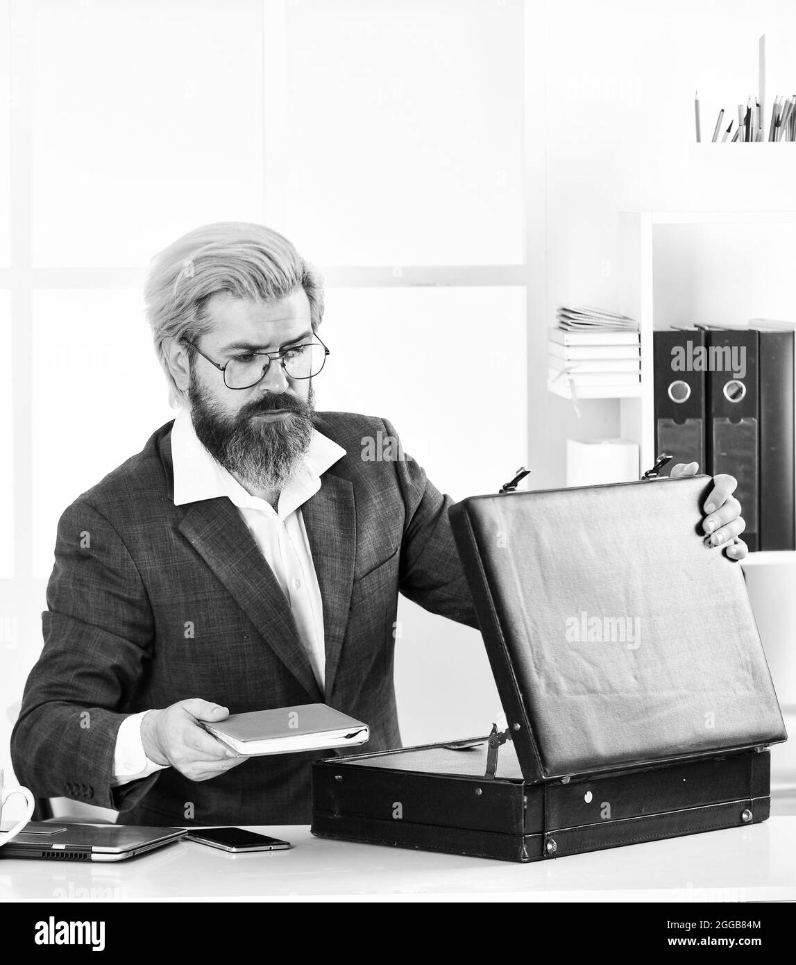 Geschäftsgewinn. Kommerzielles Angebot. Bereit Transaktion. Finanzdirektor mit Koffer. Geschäftsattribute. Geschäftsführer des Unternehmens. Erfahrener Regisseur Stockfoto