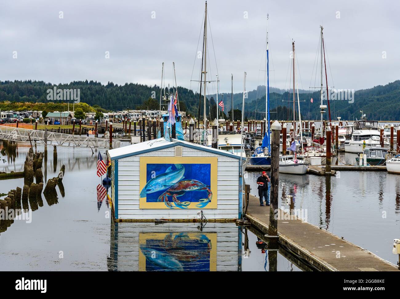 Hafen und Yachthafen in der Nähe der Küste einer historischen Kleinstadt. Florenz, Oregon, USA. Stockfoto