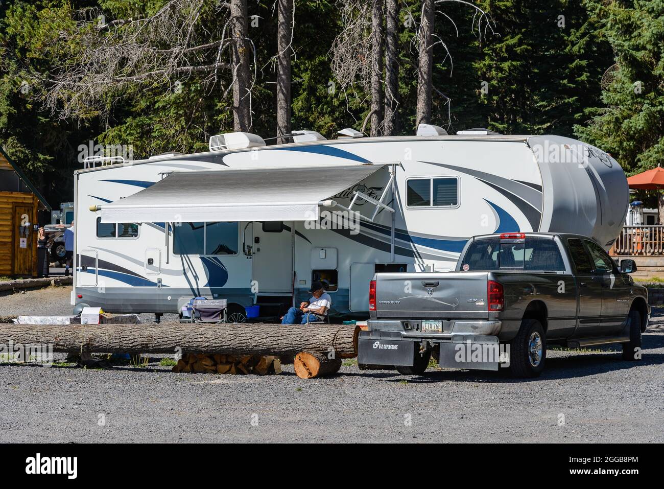 Ein Freizeitbad Vihecle auf einem Wohnmobil-Parkplatz geparkt. Oregon, USA. Stockfoto