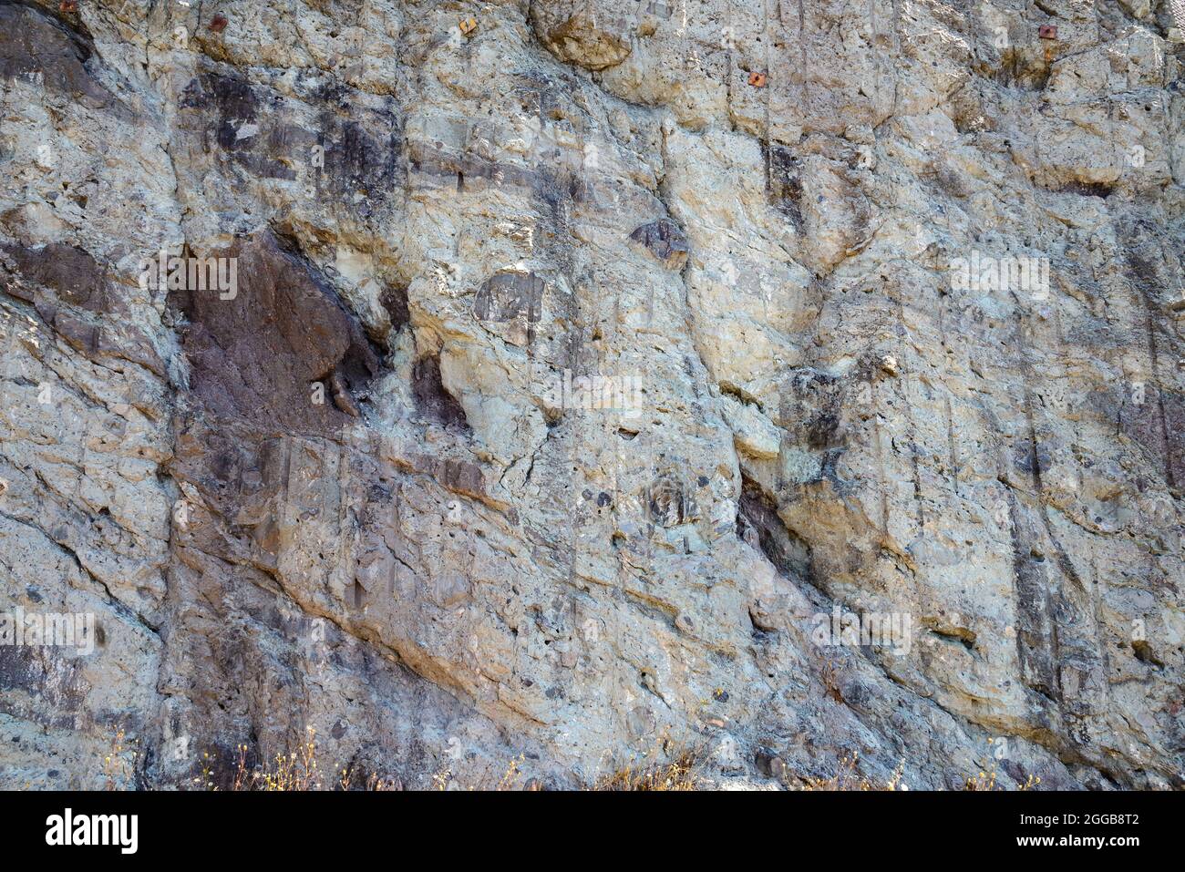 Pyroklastische Gesteine aus gemischten Gesteinsfragmenten und Asche, die sich während eines heftigen Vulkanausbruchs abgelagert haben. Oregon, USA. Stockfoto