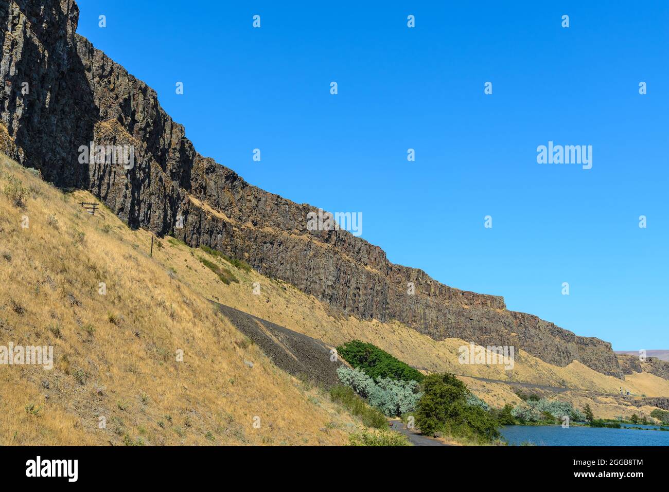 Dicke Basaltschichten sind die Ergebnisse des Basaltflusses am Columbia River, der während der späten Miozän-Epoche ausbrach. Oregon, USA. Stockfoto