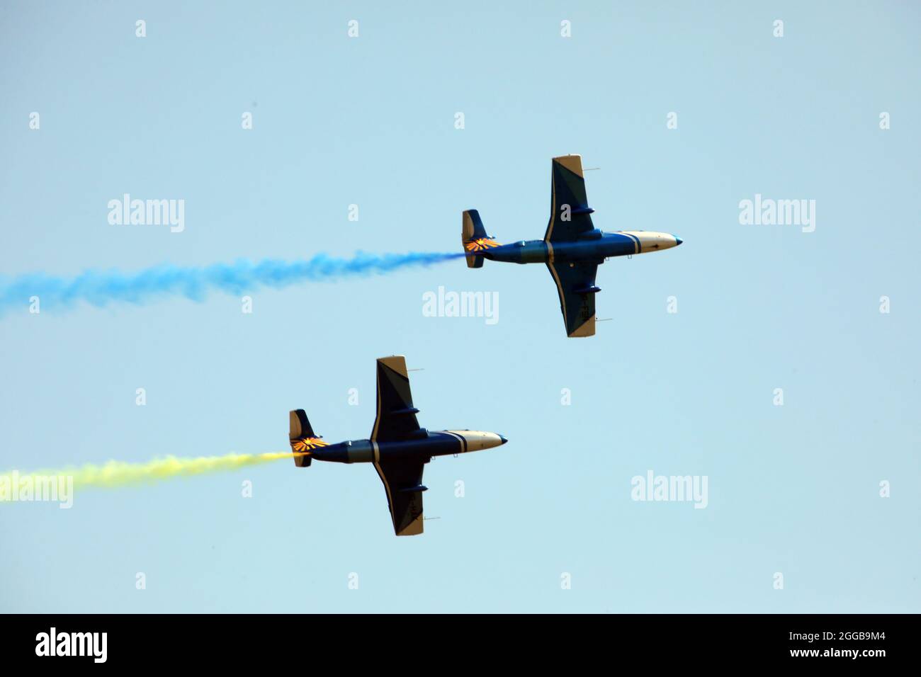 REGION KHARKIV, UKRAINE - 28. AUGUST 2021 - zwei Aero L-29 Delfin Jettrainer verlassen während der CharkivAvia die Farben der ukrainischen Flagge Stockfoto