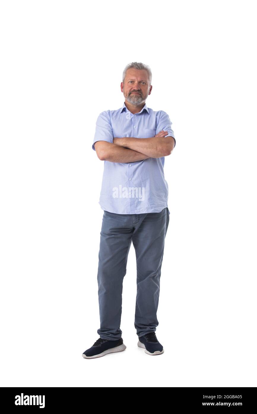 Mann mittleren Alters trägt Hemd und Jeans stehen mit Armen gefaltet isoliert auf weißem Hintergrund Stockfoto