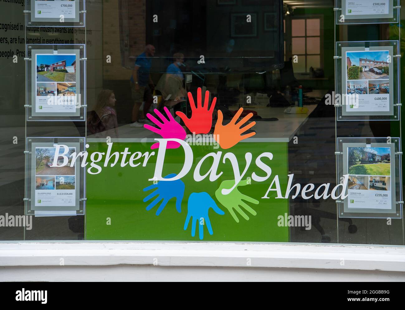 Bracknell, Berkshire, Großbritannien. August 2021. Ein helleres Tag voraus Zeichen in einem Estate Agents Fenster in Bracknell. Quelle: Maureen McLean/Alamy Stockfoto