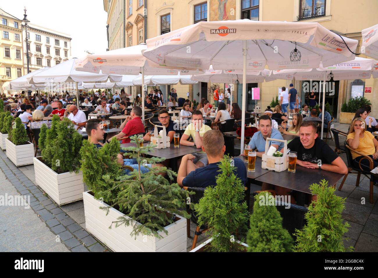 Krakau. Krakau. Polen. Hauptmarkt, Touristen in einem Restaurant Sommergarten. Stockfoto