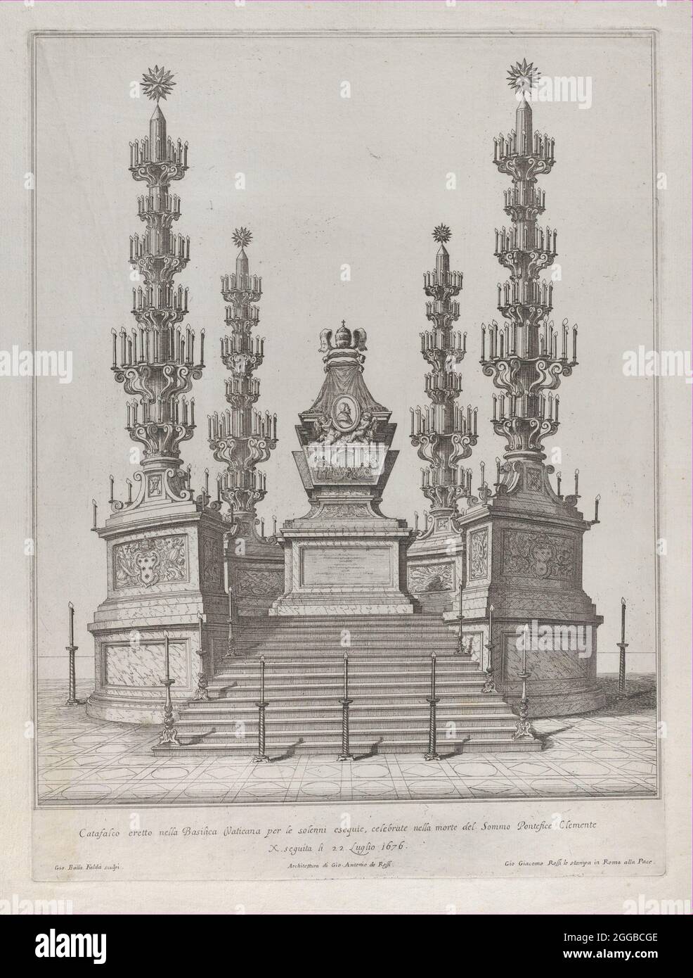 Katafalque für Papst Clemens X: Eine zentrale Struktur, die auf einer 15-stufigen Plattform angehoben wurde, mit Säulen, die an jeder Ecke von kunstvollen Kandelaber überragt wurden, 1676. [Catafalco eretto nella Basilica Vaticana per le solenni esequie, celebrate nella morte del Sommo Pontefice Clemente X, seguita li 22 Luglio 1676, Architettura di Gio. Antonio de Rossi]. Stockfoto