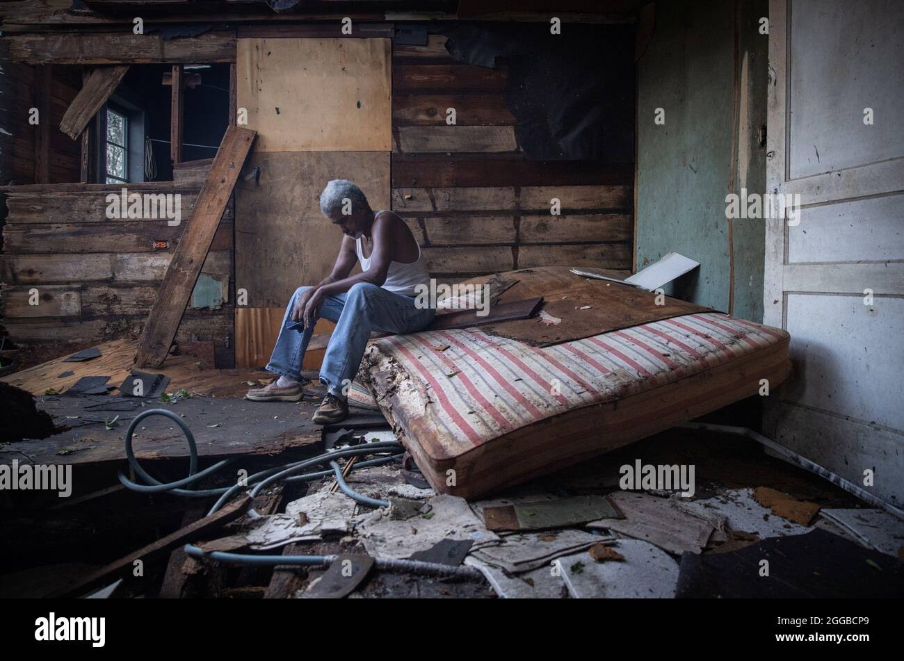 Theophilus Charles, 70, sitzt in seinem Haus, das vom Hurrikan Ida schwer beschädigt wurde, in Houma, Louisiana, USA, 30. August 2021. REUTERS/Adrees Latif Stockfoto