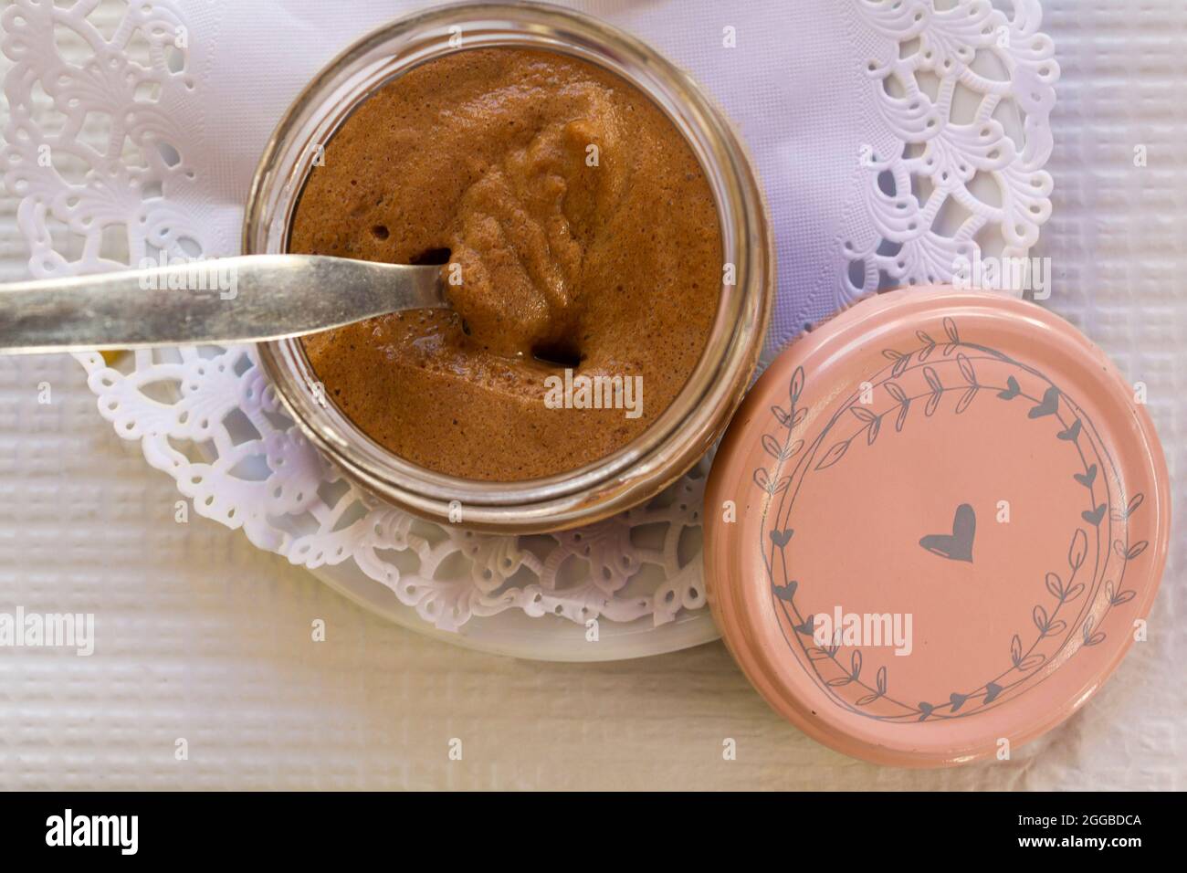 Schokoladenmousse in einem Glasbecher Stockfoto