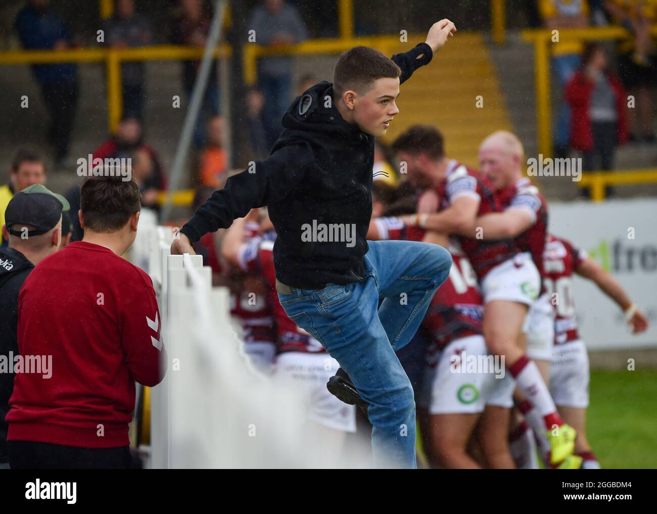 Castleford, West Yorkshire, Großbritannien. August 2021. Wigan-Fans betreten den Platz und feiern mit den Spielern während des Betfred Super League-Spiels zwischen Castleford Tigers V Wigan Warriors am 22. August 2021 beim „Mend A Hose Jungle“, Castleford, West Yorkshire, Großbritannien.Quelle: Craig Cresswell/Alamy Live News Stockfoto