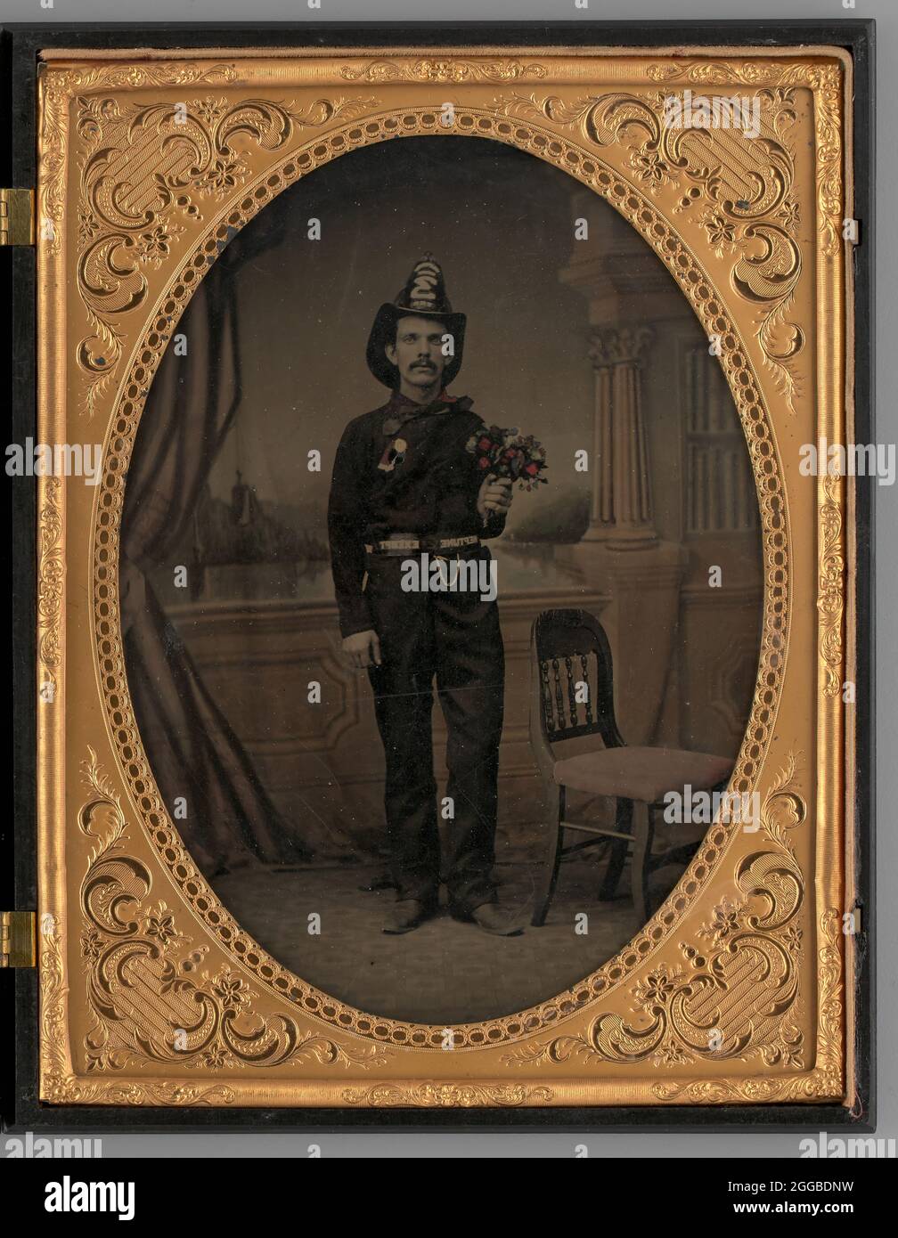 Untitled (Portrait of a Standing man tragend a Fireman's Uniform), 1865. Ein Werk aus Tinnentyp. Stockfoto